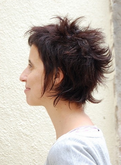 bok fryzury krótkiej, włosy poczochrane i utrwalone, uczesanie damskie zdjęcie numer 182